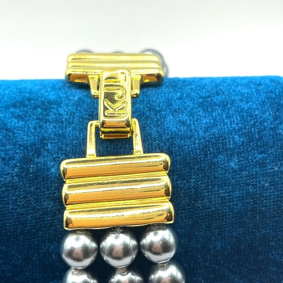 KJL Bracelet Beautiful 3 Strand KENNETH LANE Faux Silver Pearls Luxury Vintage - Picture 9 of 9